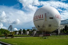 Air-quality-gauge;-Balloon;-Blue-sky;-Captive-balloon;-Clouds;-Dome;-Fifteenth-arrondissement;-France;-Generali;-Glass-building;-Helium;-Insurance;-Kaleidos;-Kaleidos-images;-La-parole-à-limage;-Lawn;-Leisure;-Modern-architecture;-Paris;-QR-code;-Stories-Pictures;-Tarek-Charara;-Tourism